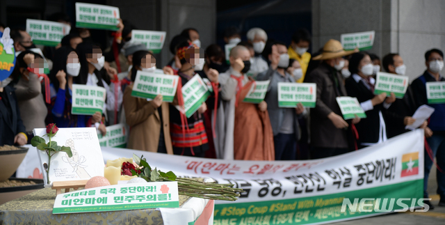 [전주=뉴시스] 김얼 기자 = 미얀마 민주화운동을 지지하는 전라북도 시민사회단체, 정당, 기관 관계자들이 1일 전북 전주시 전북도청 앞에서 '미얀마 쿠데타 세력 민간인 학살 중단' 기자회견을 열고 구호를 외치고 있다. 2021.04.01.pmkeul@newsis.com