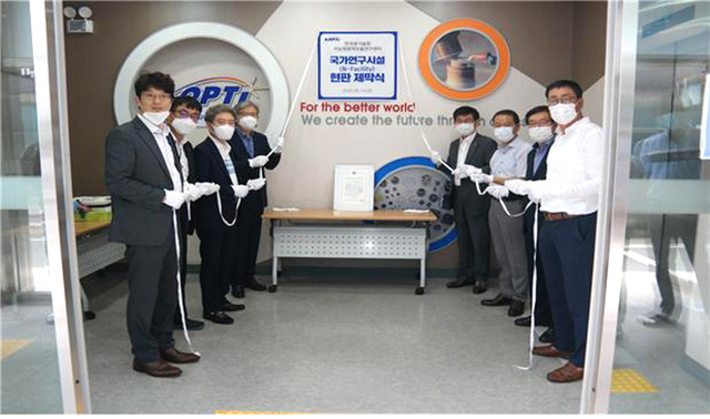 [광주=뉴시스]이창우 기자= 한국광기술원이 '광학렌즈분야 국가연구시설' 현판식을 하고 있다. (사진=한국광기술원 제공) 2021.04.01. photo@newsis.com *재판매 및 DB 금지