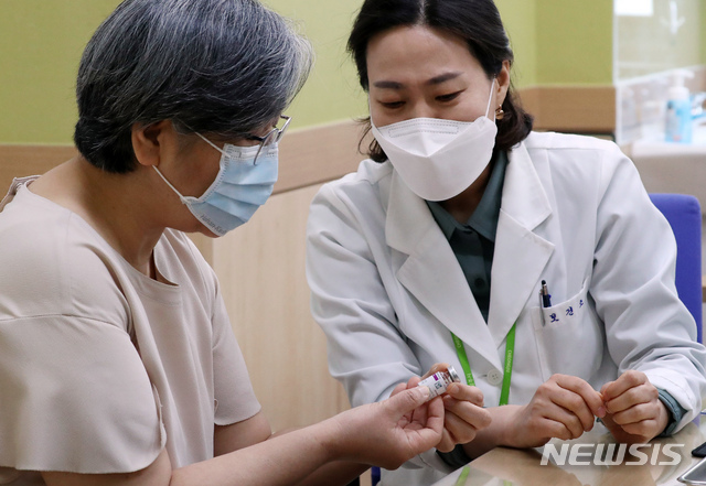 [청주=뉴시스]강종민 기자 = 정은경 질병관리청장이 1일 오전 충북 청주 흥덕보건소에서 코로나19 백신을 접종받은 뒤 백신을 살펴보고 있다. (공동취재사진) 2021.04.01.&nbsp;&nbsp;&nbsp; photo@newsis.com