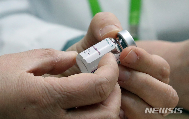 [청주=뉴시스]강종민 기자 = 정은경 질병관리청장이 1일 오전 충북 청주 흥덕보건소에서 코로나19 백신을 접종받은 뒤 백신을 살펴보고 있다. (공동취재사진) 2021.04.01. photo@newsis.com