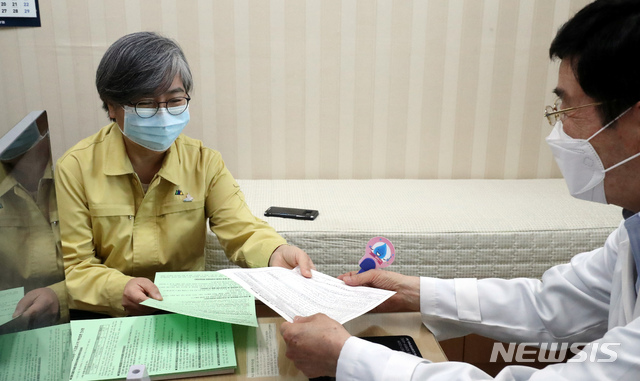 [청주=뉴시스]강종민 기자 = 정은경 질병관리청장이 1일 오전 충북 청주 흥덕보건소에서 코로나19 백신 접종에 앞서 예진 받고 있다. (공동취재사진) 2021.04.01.&nbsp;&nbsp;&nbsp; photo@newsis.com