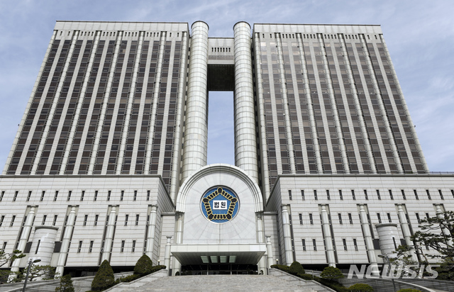 [서울=뉴시스]고승민 기자 = 서울중앙지방법원에 근무하는 한 판사가 코로나19 확진 판정을 받은 이튿날인 1일 서울중앙지방법원 모습.  해당 판사는 지난달?26일 만났던 지인이 확진 판정을 받아 전날 오후 6시 이후 코로나19?검사를 실시했고, 이후 확진 판정을 받았다. 해당 판사가 소속된 재판부의 향후 재판기일은 모두 변경될 예정이다. 2021.04.01. kkssmm99@newsis.com