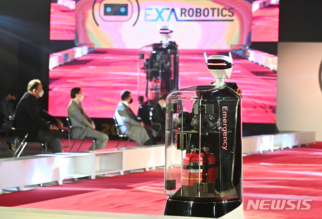[수원=뉴시스] 김종택기자 = 1일 경기도 수원시 영통구 수원컨벤션센터에서 열린 '2021 코리아 로봇쇼'에서 소독, 응급, 안내, 광고, 보안, 배송 등 자율주행기술을 접목한 다양한 분야에 적용될 수 있는 서비스 로봇들이 선보이고 있다. 2021.04.01. jtk@newsis.com