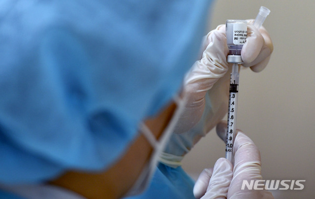 [대구=뉴시스] 이무열 기자 = 국내 만 75세 이상 코로나19 백신 접종을 시작한 1일 대구 중구 계명대 대구동산병원 별관에 마련된 예방접종센터에서 의료진이 화이자 백신을 주사기에 소분 조제하고 있다. 2021.04.01. lmy@newsis.com