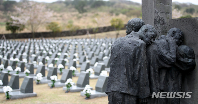 [제주=뉴시스]우장호 기자 = 제주 4·3 73주년 추념일을 이틀 앞둔 1일 오후 제주시 봉개동 4·3평화공원 내 행방불명인 묘지에 추모 국화꽃이 놓여 있다. 4·3특별법 전부 개정안이 공포된 이후 처음 치러지는 의미를 담아 올해 추념식의 주제는 '돔박꼿이 활짝 피엇수다'(동백꽃이 활짝 피었습니다)로 정해졌다. 2021.04.01 woo1223@newsis.com