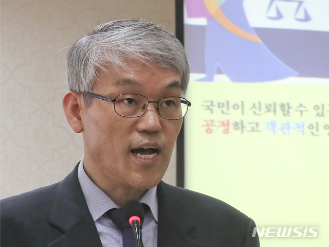 [서울=뉴시스]문재인 대통령이 다음 주 중으로 김명수 대법원장이 신임 대법관 후보로 임명 제청한 천대엽 서울고법 수석부장판사에 대한 임명동의안을 국회로 제출할 예정이라고 청와대가 1일 밝혔다. (사진=뉴시스 DB) 2021.04.01. photo@newsis.com