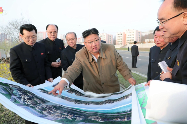 [서울=뉴시스]북한 조선중앙TV는 김정은 북한 국무위원장이 지난달 31일 평양 시내 보통강 강변 주택건설 현장을 시찰했다고 1일 보도했다. (사진=조선중앙TV 캡처) 2021.04.01. photo@newsis.com *재판매 및 DB 금지