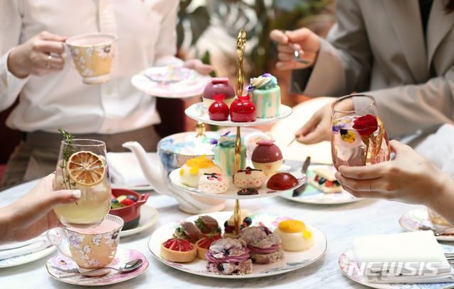 [서울=뉴시스]몬드리안 서울 이태원 ‘이츠 티 어클락- 스프링 애프터눈 티 세트'