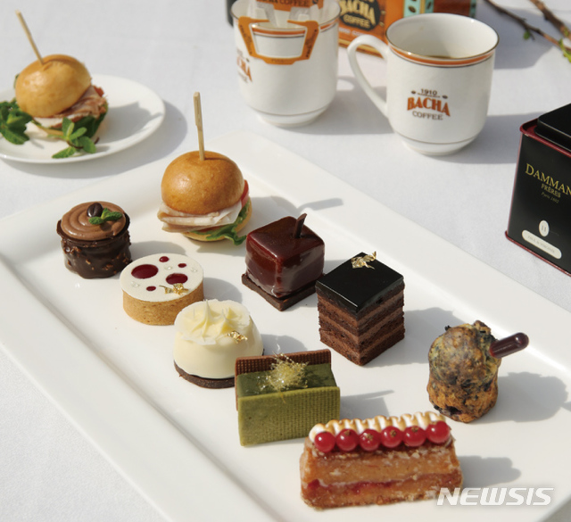 [서울=뉴시스]메이필드호텔 '로비라운지'의 '글로리어스 애프터눈 티 세트'