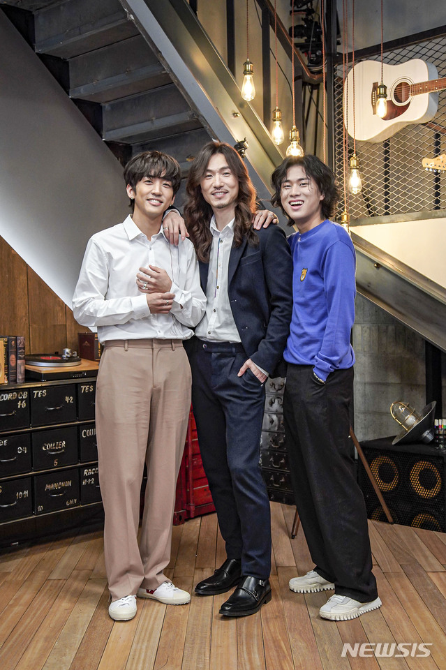 [서울=뉴시스](왼쪽부터) 이승윤, 정홍일, 이무진이 2일 진행된 JTBC 새 예능 '유명가수전' 제작발표회에 참석했다. (사진=JTBC 제공) 2021.04.02. photo@newsis.com