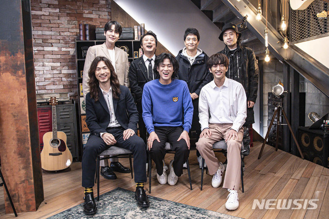 [서울=뉴시스]2일 진행된 JTBC 새 예능 '유명가수전' 제작발표회 단체 사진. (사진=JTBC 제공) 2021.04.02. photo@newsis.com