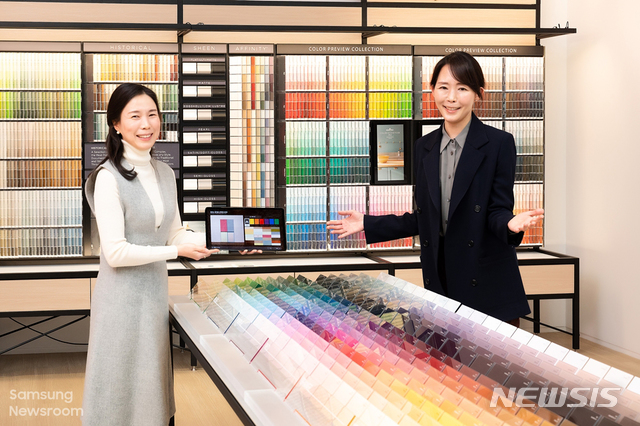 [서울=뉴시스] 삼성전자 생활가전사업부 감성디자인그룹 김소희 그룹장(왼쪽)과 홍지담 디자이너 (제공=삼성전자)