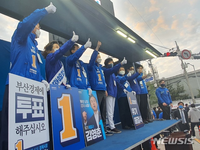 [부산=뉴시스]김영춘 더불어민주당 부산시장 후보가 사전투표 첫날인 2일 오후 부산 사하구 홈플러스 장림점 앞 유세차량에서 지지를 호소하고 있다.