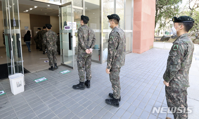 [서울=뉴시스]최진석 기자 = 4.7 재·보궐선거 사전투표가 시작된 2일 오전 서초구 서울고등학교 강당에 차려진 서초3동 사전투표소에서 군 장병들이 사전투표를 하고 있다. 사전투표는 이날부터 3일까지 이틀간 재보궐선거 지역 722개 사전투표소에서 실시, 투표시간은 오전 6시부터 오후 6시까지 진행된다. 2021.04.02. myjs@newsis.com