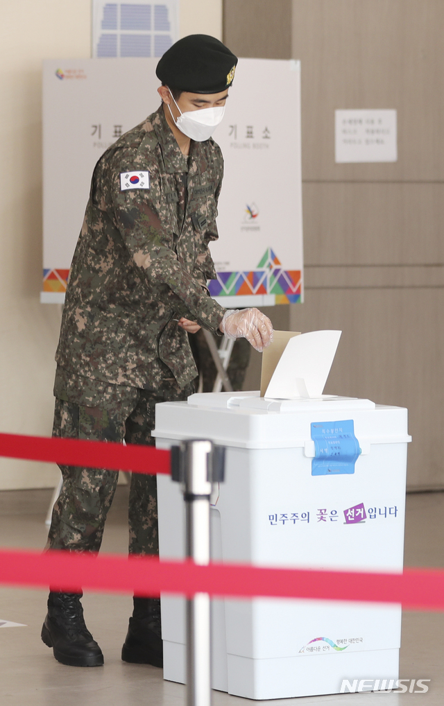 [서울=뉴시스]최진석 기자 = 4.7 재·보궐선거 사전투표가 시작된 2일 오전 서초구 서울고등학교 강당에 차려진 서초3동 사전투표소에서 군 장병들이 사전투표를 하고 있다. 사전투표는 이날부터 3일까지 이틀간 재보궐선거 지역 722개 사전투표소에서 실시, 투표시간은 오전 6시부터 오후 6시까지 진행된다. 2021.04.02. myjs@newsis.com