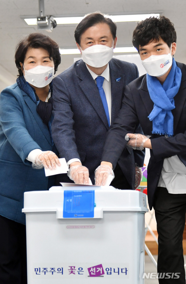 [부산=뉴시스] 하경민 기자 = 부산시장 보궐선거 사전투표 첫날인 2일 오전 부산 부산진구 노인장애인복지관에 마련된 사전투표소를 찾은 더불어민주당 김영춘 후보가 가족과 함께 기표한 투표용지를 투표함에 넣고 있다. 2021.04.02. yulnetphoto@newsis.com