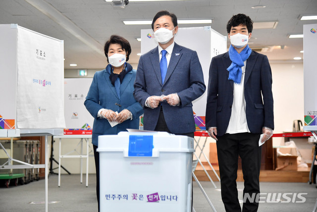 [부산=뉴시스] 하경민 기자 = 부산시장 보궐선거 사전투표 첫날인 2일 오전 부산 부산진구 노인장애인복지관에 마련된 사전투표소를 찾은 더불어민주당 김영춘 후보가 가족과 함께 기표한 투표용지를 투표함에 넣고 있다. 2021.04.02. yulnetphoto@newsis.com