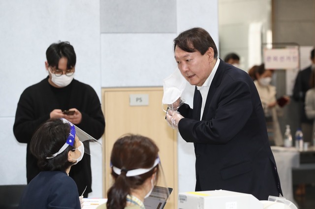 [서울=뉴시스]김병문 기자 = 윤석열 전 검찰총장이 4·7 서울시장 보궐선거 사전투표 첫날인 2일 서울 서대문구 남가좌1동 주민센터에 마련된 사전투표소에서 투표하기 앞서 본인 확인을 하고 있다. (공동취재사진) 2021.04.02. photo@newsis.com 