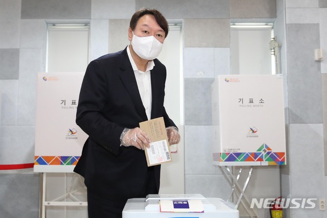 [서울=뉴시스]김병문 기자 = 윤석열 전 검찰총장이 4·7 서울시장 보궐선거 사전투표 첫날인 2일 서울 서대문구 남가좌1동 주민센터에 마련된 사전투표소에서 투표하고 있다. (공동취재사진) 2021.04.02. photo@newsis.com