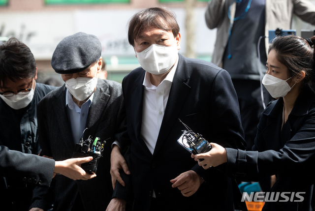 [서울=뉴시스]김병문 기자 = 윤석열 전 검찰총장이 부친 윤기중 연세대 명예교수와 함께 2일 오전 서울 서대문구 남가좌1동 주민센터에 차려진 2021 재·보궐선거 사전투표소에 들어서고 있다. (공동취재사진) 2021.04.02. photo@newsis.com