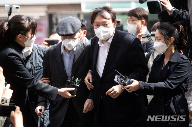 [서울=뉴시스]김병문 기자 = 윤석열 전 검찰총장이 부친 윤기중 연세대 명예교수와 함께 2일 오전 서울 서대문구 남가좌1동 주민센터에 차려진 2021 재·보궐선거 사전투표소에 들어서고 있다. (공동취재사진) 2021.04.02. photo@newsis.com