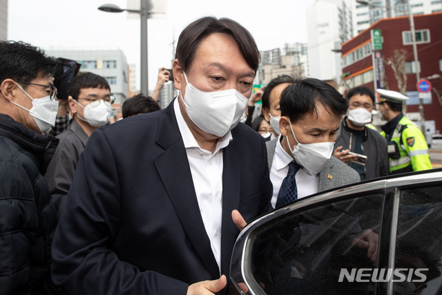 [서울=뉴시스]김병문 기자 = 윤석열 전 검찰총장이 부친 윤기중 연세대 명예교수와 함께 2일 오전 서울 서대문구 남가좌1동 주민센터에 차려진 2021 재·보궐선거 사전투표소에서 투표를 마친 뒤 차량으로 이동하고 있다. (공동취재사진) 2021.04.02. photo@newsis.com