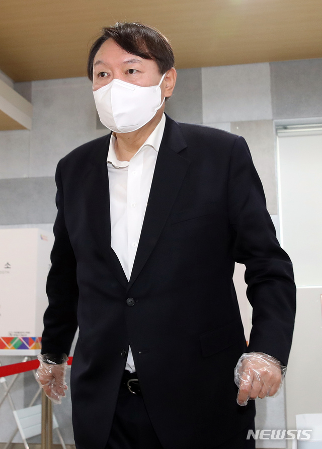 [서울=뉴시스]김병문 기자 = 윤석열 전 검찰총장이 2일 오전 서울 서대문구 남가좌1동 주민센터에 차려진 2021 재·보궐선거 사전투표소에서 투표를 마친 뒤 이동하고 있다. (공동취재사진) 2021.04.02. photo@newsis.com