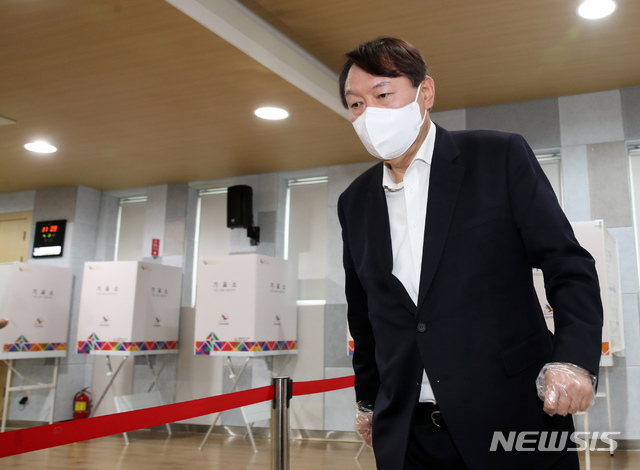 [서울=뉴시스]김병문 기자 = 윤석열 전 검찰총장이 지난 2일 오전 서울 서대문구 남가좌1동 주민센터에 차려진 2021 재·보궐선거 사전투표소에서 투표를 마친 뒤 이동하고 있다. (공동취재사진) 2021.04.02. photo@newsis.com