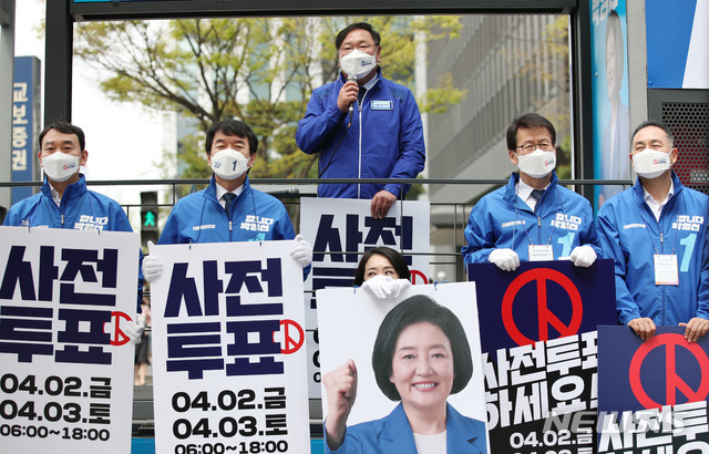 [서울=뉴시스]김진아 기자 = 김태년 더불어민주당 당대표 직무대행이 2일 서울 영등포구 여의도역에서 박영선 더불어민주당 서울시장 후보의 지지를 호소하며 유세를 하고 있다. 2021.04.02. bluesoda@newsis.com