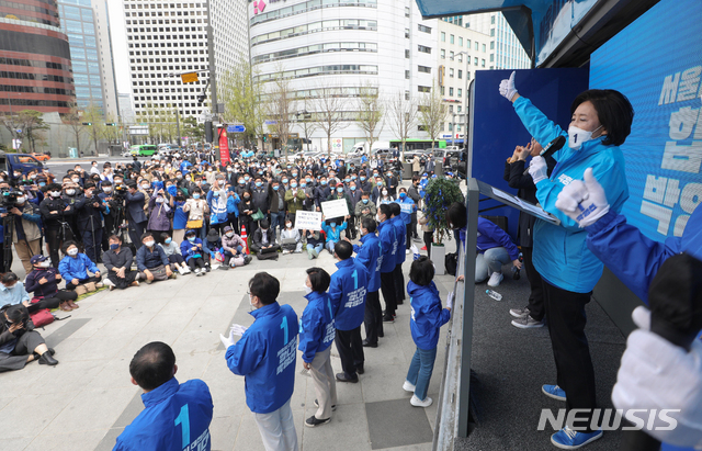 [서울=뉴시스]국회사진기자단 = 박영선 더불어민주당 서울시장 후보가 2일 오후 서울 중구 남대문에서 열린 집중유세에서 지지를 호소하고 있다. 2021.04.02. photo@newsis.com