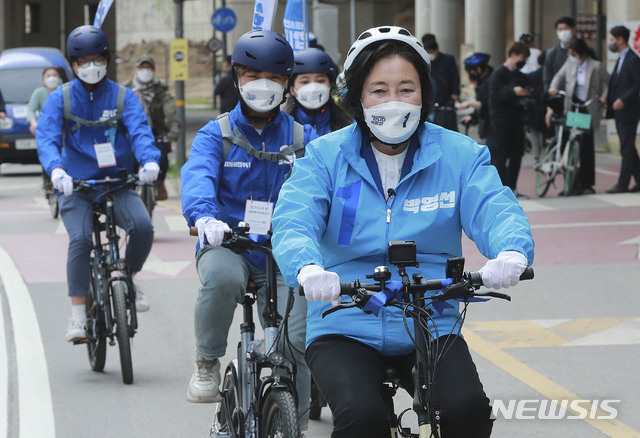 [서울=뉴시스]국회사진기자단 = 박영선 더불어민주당 서울시장 후보가 2일 서울 성동구 옥수나들목 한강공원에서 자전거유세단과 동행 유세를 하고 있다. 2021.04.02. photo@newsis.com