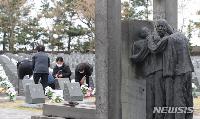 [제주=뉴시스]우장호 기자 = 제주 4·3 73주년 추념일을 하루 앞둔 2일 오후 제주시 봉개동 제주4·3평화공원 내 행방불명인 표지석에 희생 유족들이 찾아와 참배하고 있다. 2021.04.02. woo1223@newsis.com