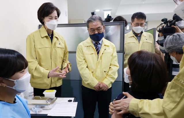 [서울=뉴시스]유은혜 부총리 겸 교육부 장관이 2일 경기도 성남시 수정구보건소에서 보건교사, 특수학교 교사 및 종사자 등 코로나19 예방접종 모습을 보고 있다. (사진=교육부 제공) 2021.04.02. photo@newsis.com *재판매 및 DB 금지