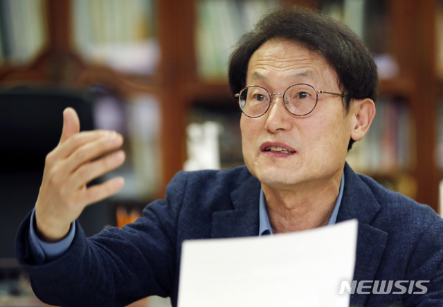 [서울=뉴시스]김형수 기자 = 조희연 서울시교육감이 2일 오후 서울 종로구 서울시교육청에서 인터뷰하고 있다. 2021.04.03. kyungwoon59@newsis.com