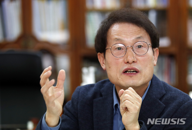 [서울=뉴시스]김형수 기자 = 조희연 서울시교육감이 2일 오후 서울 종로구 서울시교육청에서 인터뷰하고 있다. 2021.04.03. kyungwoon59@newsis.com