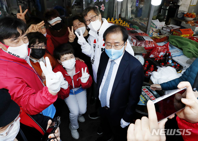 [부산=뉴시스]최동준 기자 = 이스타항공 창업주인 이상직 무소속 의원의 채용비리 의혹을 놓고 홍준표 무소속 의원은 21일 자신의 둘째 아들 이야기를 하며 강하게 질타했다. 사진은 지난 2일 박형준 당시 부산시장 후보, 김은혜 의원, 홍준표 의원 등이 부산 기장시장에서 시민들과 기념사진을 찍는 모습. 2021.04.21. photocdj@newsis.com