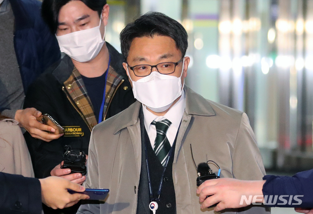 [서울=뉴시스]배훈식 기자 = 김진욱 고위공직자범죄수사처장이 2일 오후 경기 과천시 정부과천청사에서 퇴근하며 취재진의 질문을 받고 있다. 2021.04.02. dahora83@newsis.com