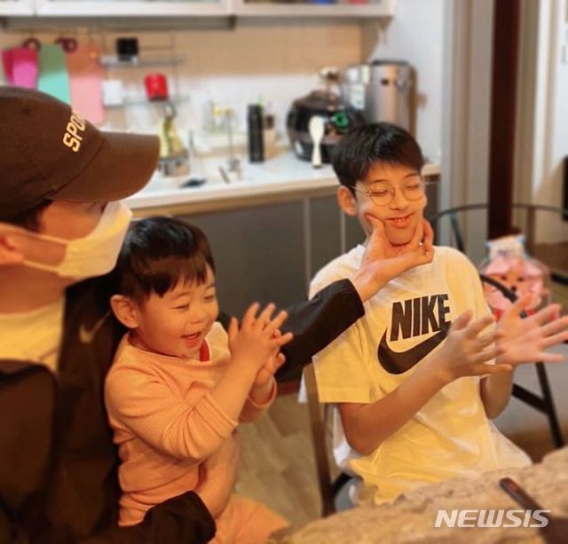 [서울=뉴시스] 사진=강경준 인스타그램. 2021.04.03 photo@newsis.com