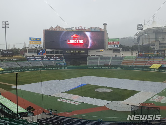 [인천=뉴시스] 김희준 기자 = 새롭게 단장한 인천 SSG랜더스필드. 2021.04.03 jinxijun@newsis.com 