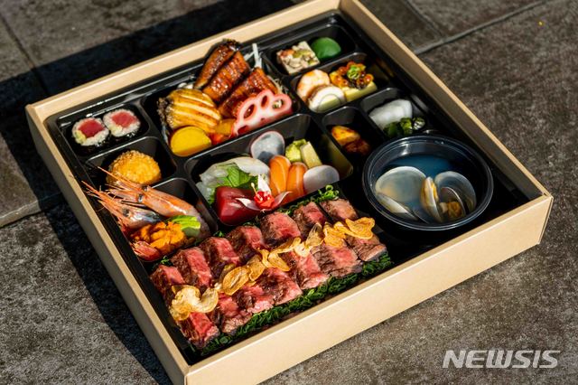 [서울=뉴시스]호텔 카푸치노 '포장 전용 도시락 2' 중 '화양미락'