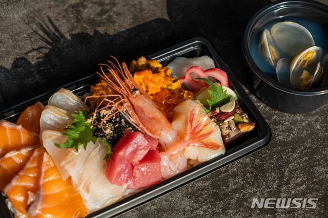 [서울=뉴시스]호텔 카푸치노 '포장 전용 도시락 2' 중 '카이센동'