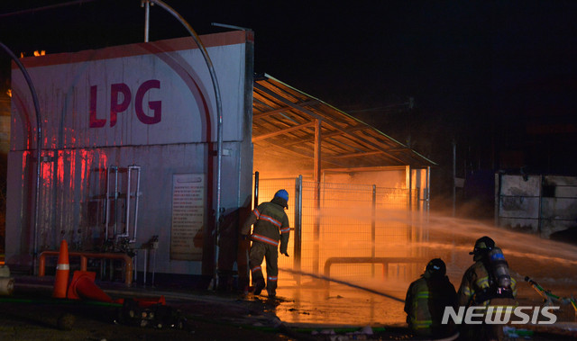 [광주=뉴시스] 변재훈 기자 = 3일 오전 1시30분께 광주 광산구 수완동 모 가스충전소에서 불이 나 소방당국이 막바지 진화 작업을 벌이고 있다. 이 불로 현재까지 인명피해는 없다. 2021.04.03. wisdom21@newsis.com