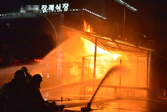 [광주=뉴시스] 변재훈 기자 = 3일 오전 1시30분께 광주 광산구 수완동 모 장례식장 인근 가스충전소에서 폭발로 추정되는 불이 나 소방당국이 막바지 진화 작업을 벌이고 있다. 현재까지 인명피해는 없다. 2021.04.03. wisdom21@newsis.com 