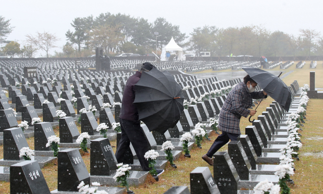 [제주=뉴시스]우장호 기자 = 제73주년 제주 4·3 추념일인 3일 오전 제주시 봉개동 4·3 평화공원 내 행방불명인 묘지에 희생 유족들의 참배 발걸음이 이어지고 있다. 2021.04.03. woo1223@newsis.com