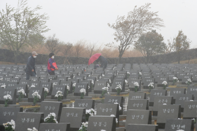 [제주=뉴시스]우장호 기자 = 제73주년 제주 4·3 추념일인 3일 오전 제주시 봉개동 4·3 평화공원 내 행방불명인 묘지에 유족들의 참배 발걸음이 이어지고 있다. 2021.04.03. woo1223@newsis.com