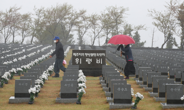 [제주=뉴시스]우장호 기자 = 제73주년 제주 4·3 추념일인 3일 오전 제주시 봉개동 4·3 평화공원 내 행방불명인 묘지에 유족들의 참배 발걸음이 이어지고 있다. 2021.04.03. woo1223@newsis.com