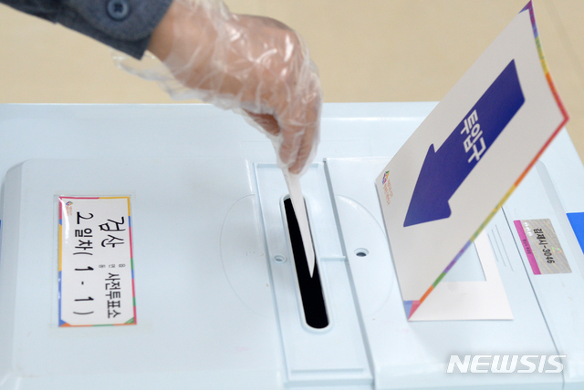 [김제=뉴시스] 김얼 기자 = 김제시 나선거구 기초의원 보궐선거 사전투표가 이어지고 있는 3일 전북 김제시 검산동 행정복지센터에 마련된 검산동 사전투표소에서 유권자가 투표를 하고 있다. 2021.04.03.pmkeul@newsis.com
