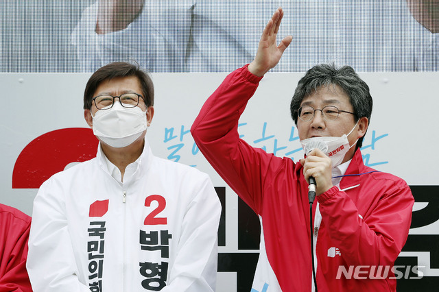 [부산=뉴시스]최동준 기자 = 유승민 전 의원이 3일 부산 해운대구 대천공원 앞에서 열린 국민의힘 박형준 부산시장 후보 유세에 참석해 지지 연설을 하고 있다. 2021.04.03. photocdj@newsis.com