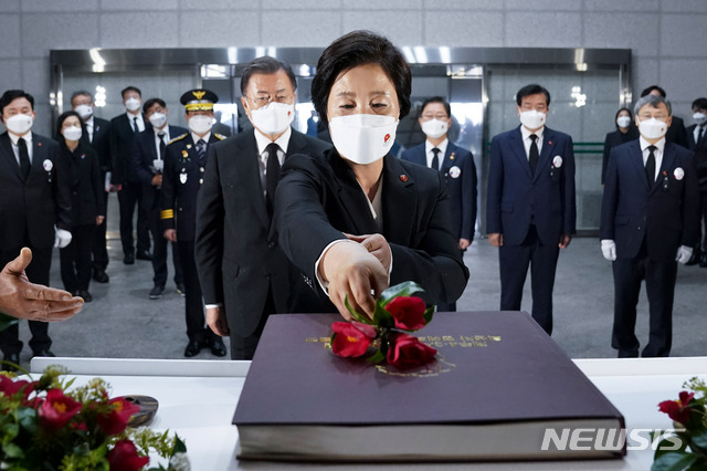 [제주=뉴시스]추상철 기자 = 김정숙 여사가 3일 오전 제주 4·3평화교육센터에서 열린 제73주년 제주 4·3희생자 추념식을 마친 후 위패봉안실에서 제주4·3 특별법개정안 책자에 동백꽃을 올리고 있다. 2021.04.03. scchoo@newsis.com