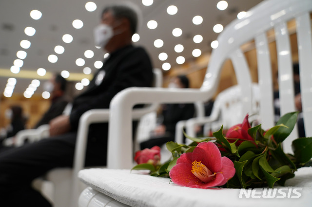 [제주=뉴시스]추상철 기자 = 지난해 제주 4·3 평화교육센터에서 열린 제73주년 제주 4·3 희생자 추념식에는 사회적 거리두기 일환으로 좌석 사이에 동백꽃이 놓여 있다. 2021.04.03. scchoo@newsis.com